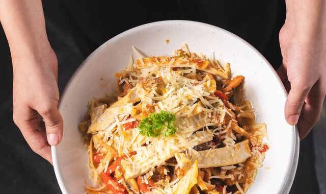 チーズをかけたパスタの皿