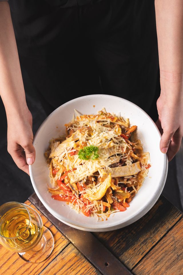 チーズをかけたパスタの皿